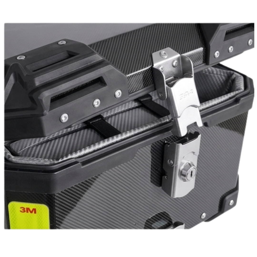97785655829e9376b9db72644c9f487a-1.png Bauleto Moto 45L Carbono Universal Com Base Forração Smoke - Imagem 4