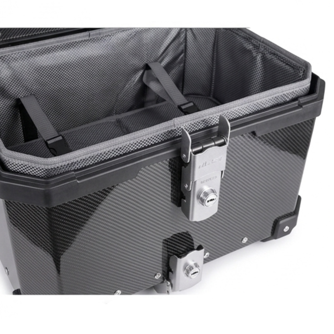 a503b2524fecb168581d4a9adf75860b-1.png Bauleto Moto 45L Carbono Universal Com Base Forração Smoke - Imagem 2