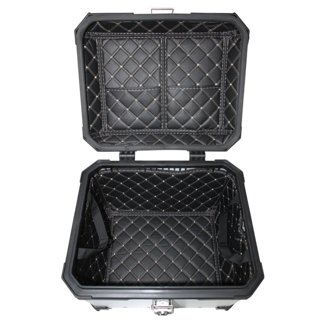 ad492a94436e4c8e05dab1cffd0f0b83.png Bauleto Alumínio Moto 45L Universal Com Base Forrado Space - Imagem 4